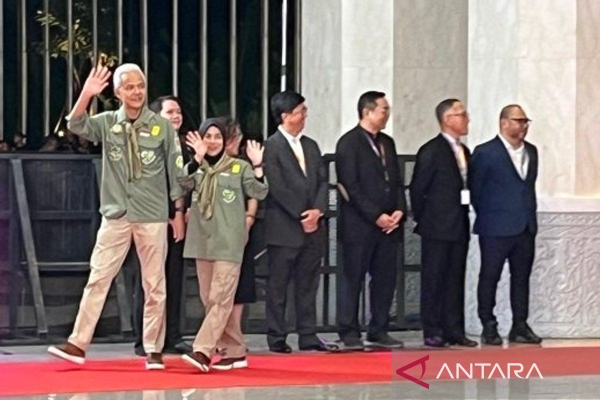 Paslon Ganjar-Mahfud curi perhatian dengan kemeja ala pecinta alam