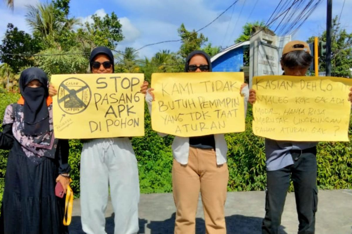 Gelar mimbar bebas, Pecinta alam Lombok Timur minta APK di pohon ditertibkan