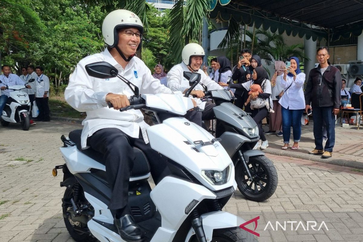 ITS meluncurkan sepeda motor listrik "EVITS"