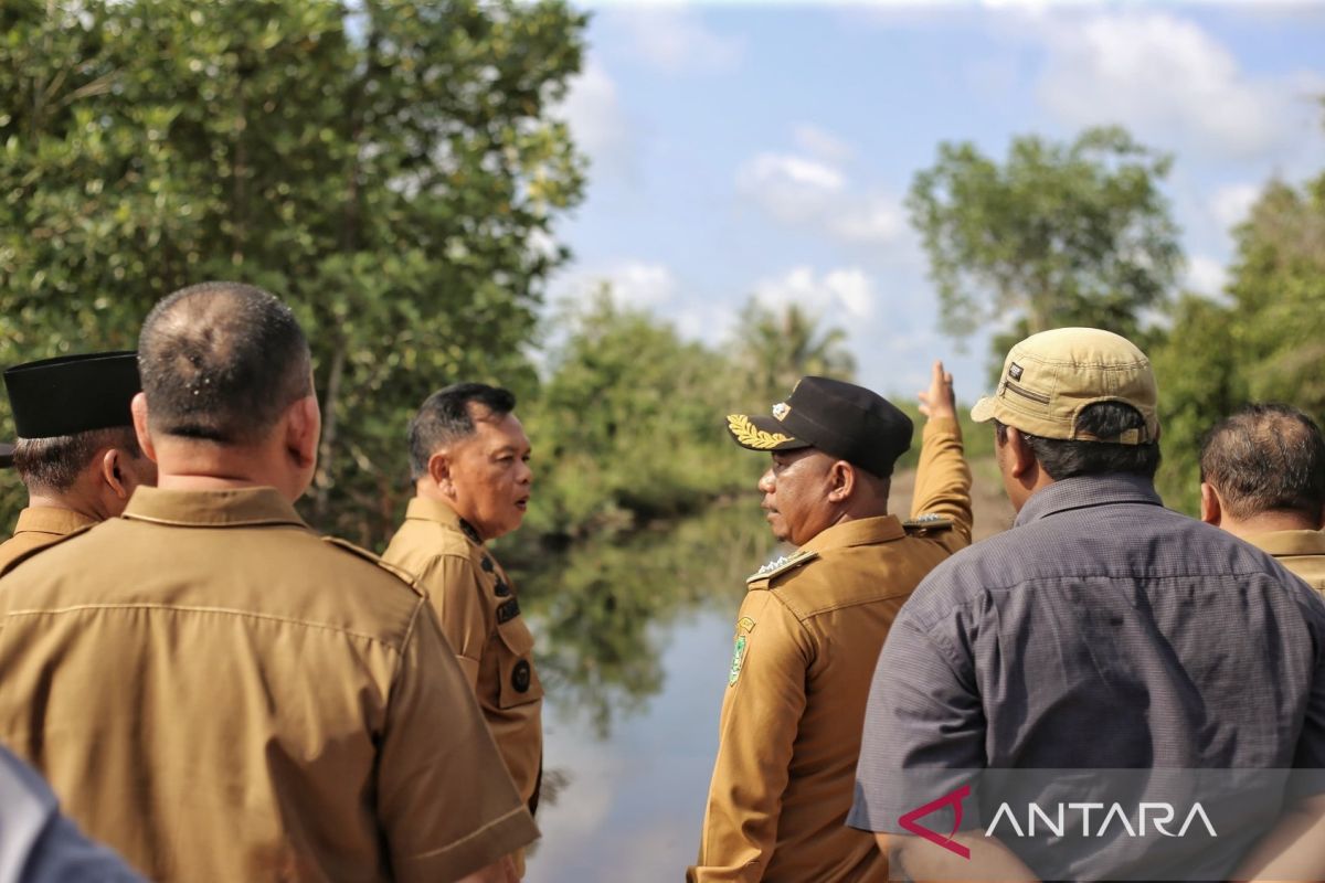 Rutin kebanjiran, masyarakat Meranti risaukan galian parit di Jalan Poros Sei Niur belum tuntas