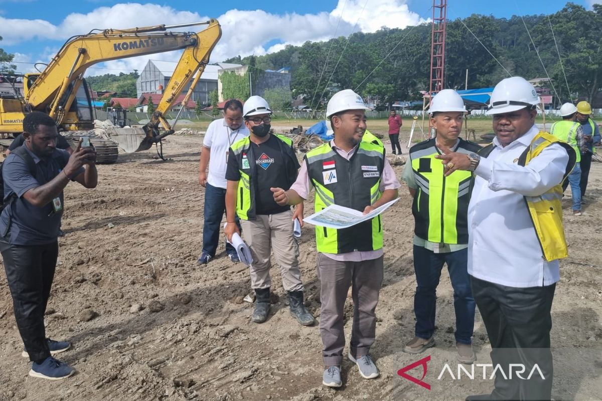 Bupati Manokwari, Hermus Indou saat meninjau pembangunan ruang terbuka hijau Borarsi, Manokwari. (ANTARA/Ali Nur Ichsan) Bupati Manokwari, Hermus Indou saat meninjau pembangunan ruang terbuka hijau Borarsi, Manokwari. (ANTARA/Ali Nur Ichsan)