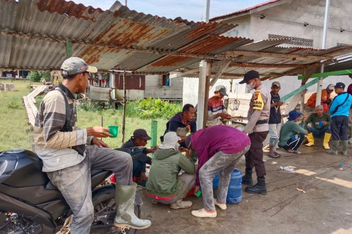 Bhabinkamtibmas Polsek Sinaboi ajak warga Sungai Nyamuk sukseskan pemilu