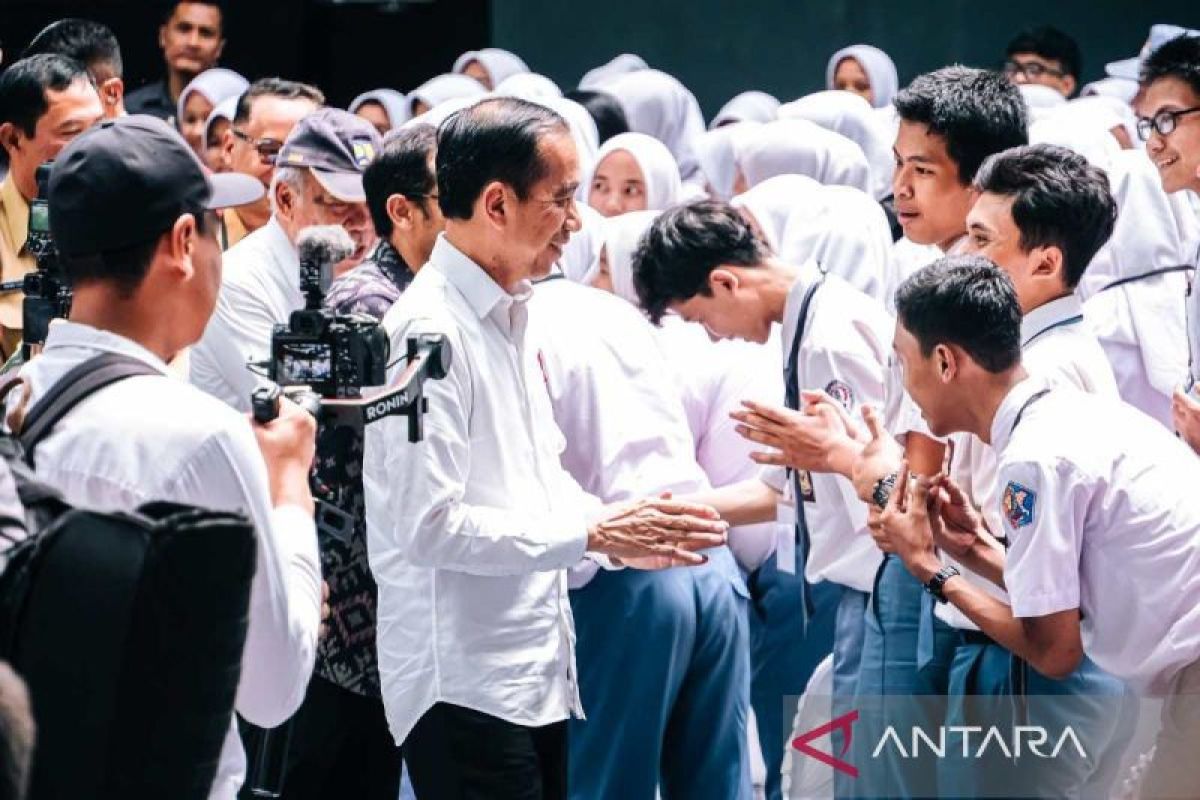 Presiden  Jokowi bagikan bantuan PIP di Kota Magelang