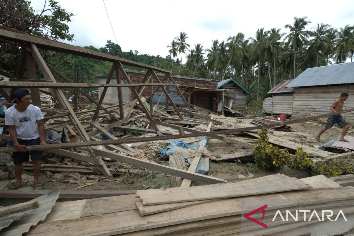 Puluhan warga Kolaka dampak banjir mengungsi di masjid