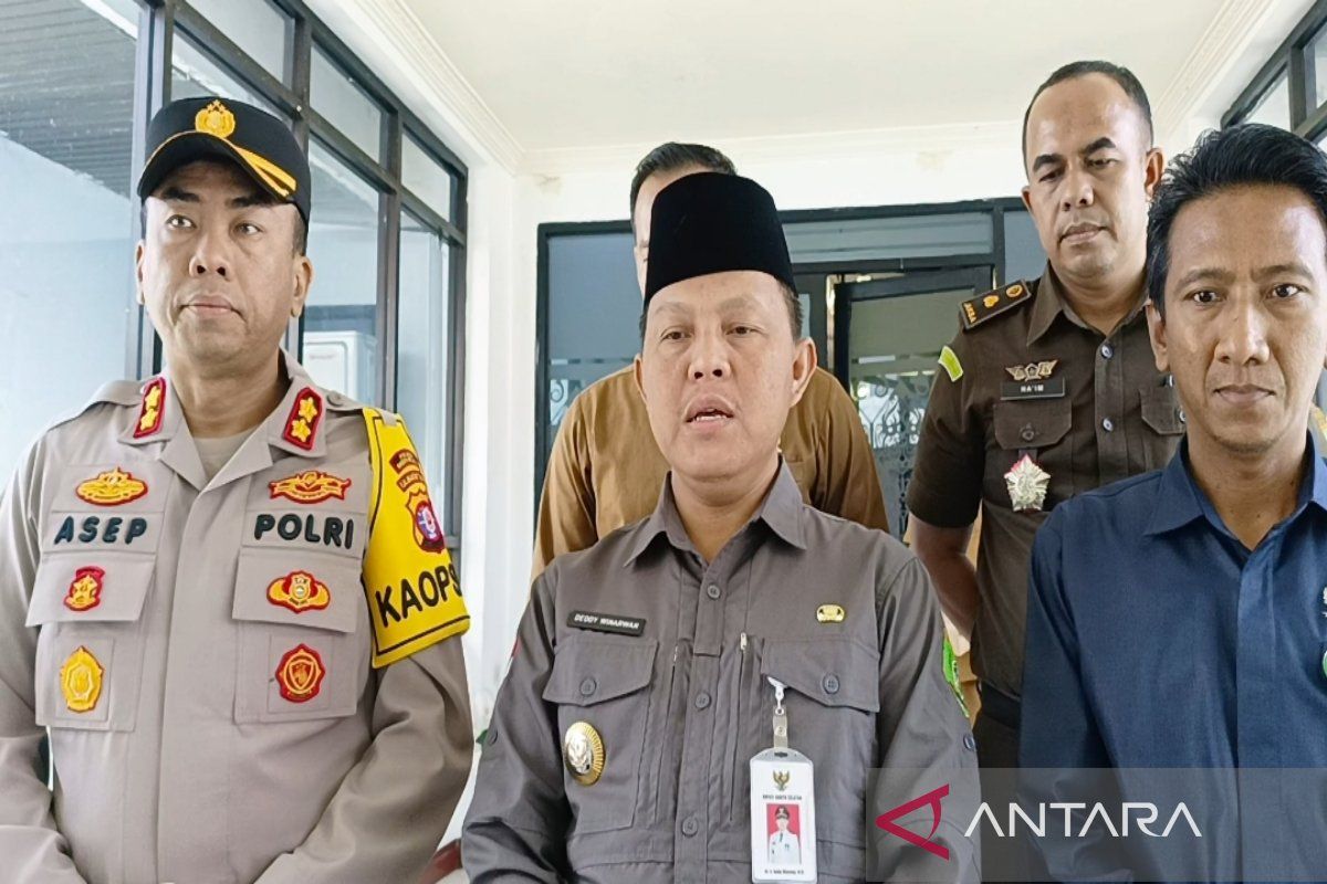 Pemkab Barsel bangun tanggul sementara penahan air