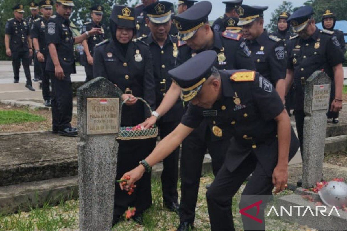 Imigrasi Kendari gelar tabur bunga di makam pahlawan peringati HBI ke-74