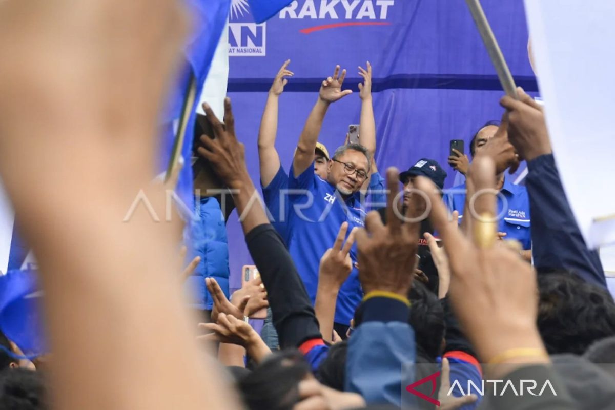 Ketum PAN Zulkifli Hasan kampanyekan pasangan Prabowo-Gibran di Makassar