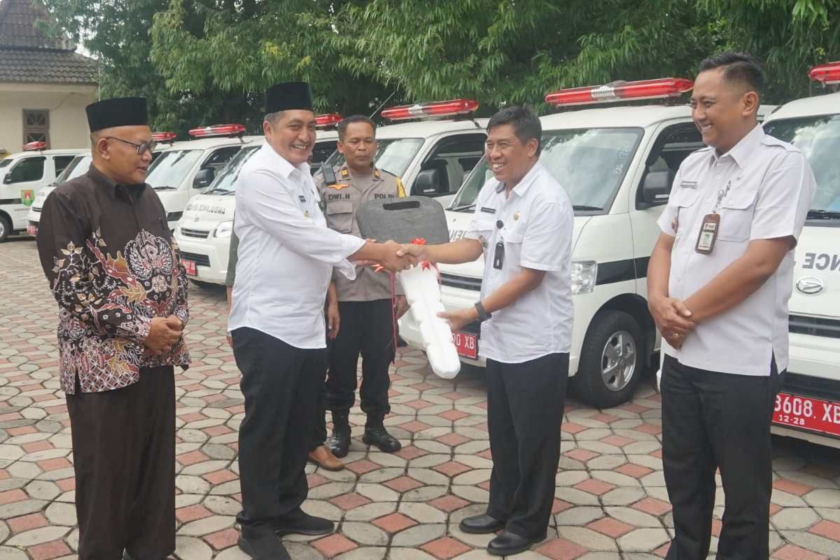 Bupati Magelang serahkan bantuan14 unit ambulans