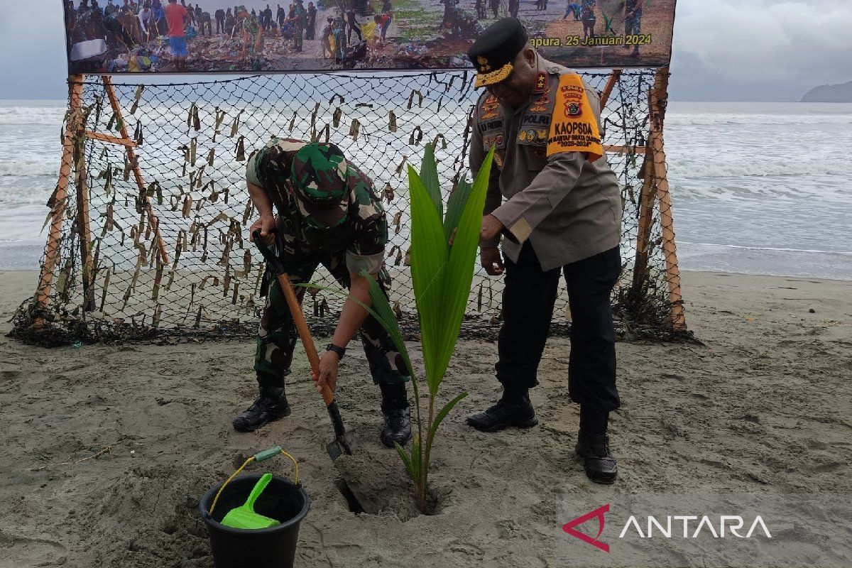 Pangdam XVII/Cenderawasih ajak warga tanam pohon kelapa dipinggir pantai