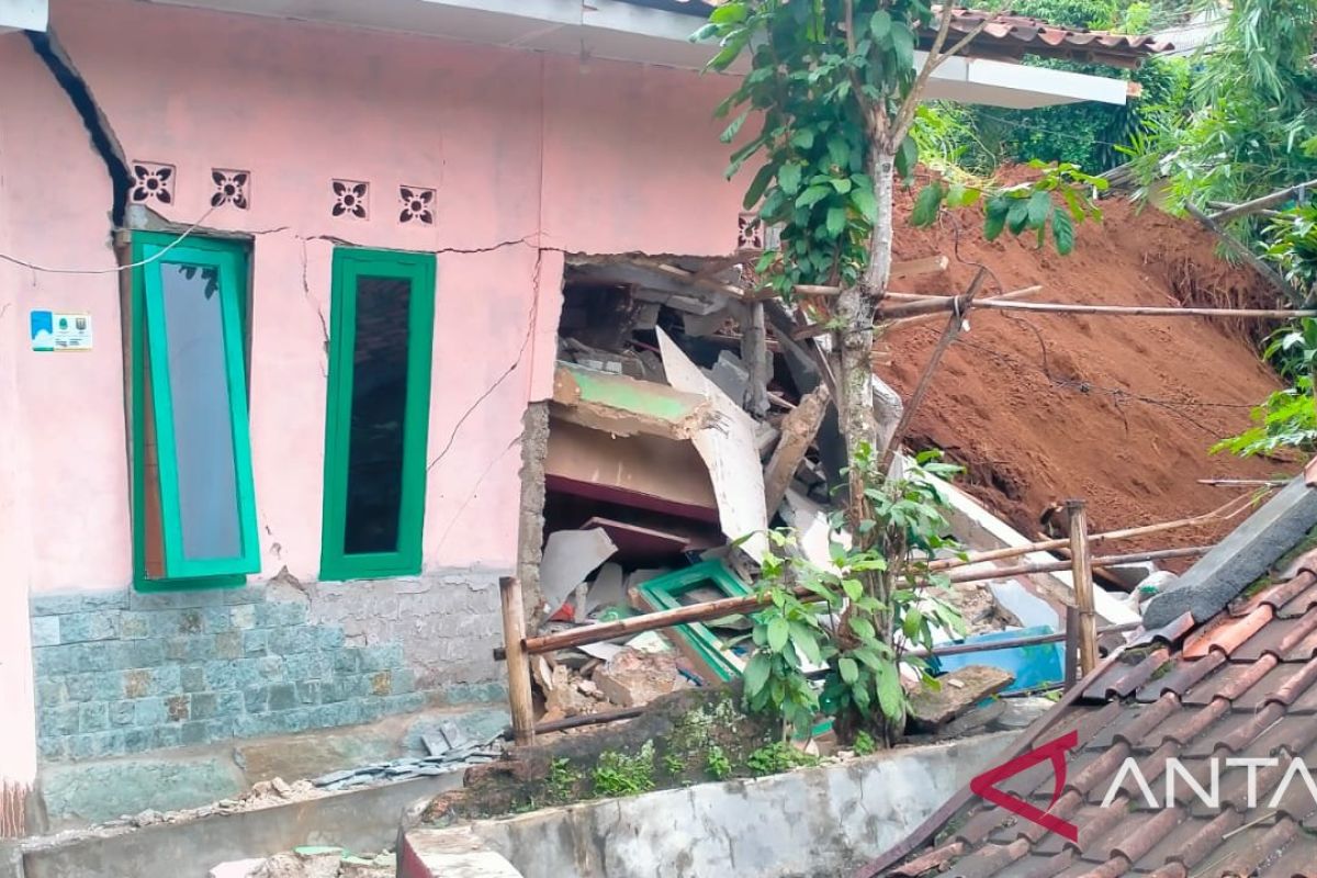 Ratusan warga Cibadak Sukabumi Jabar terancam bencana tanah longsor