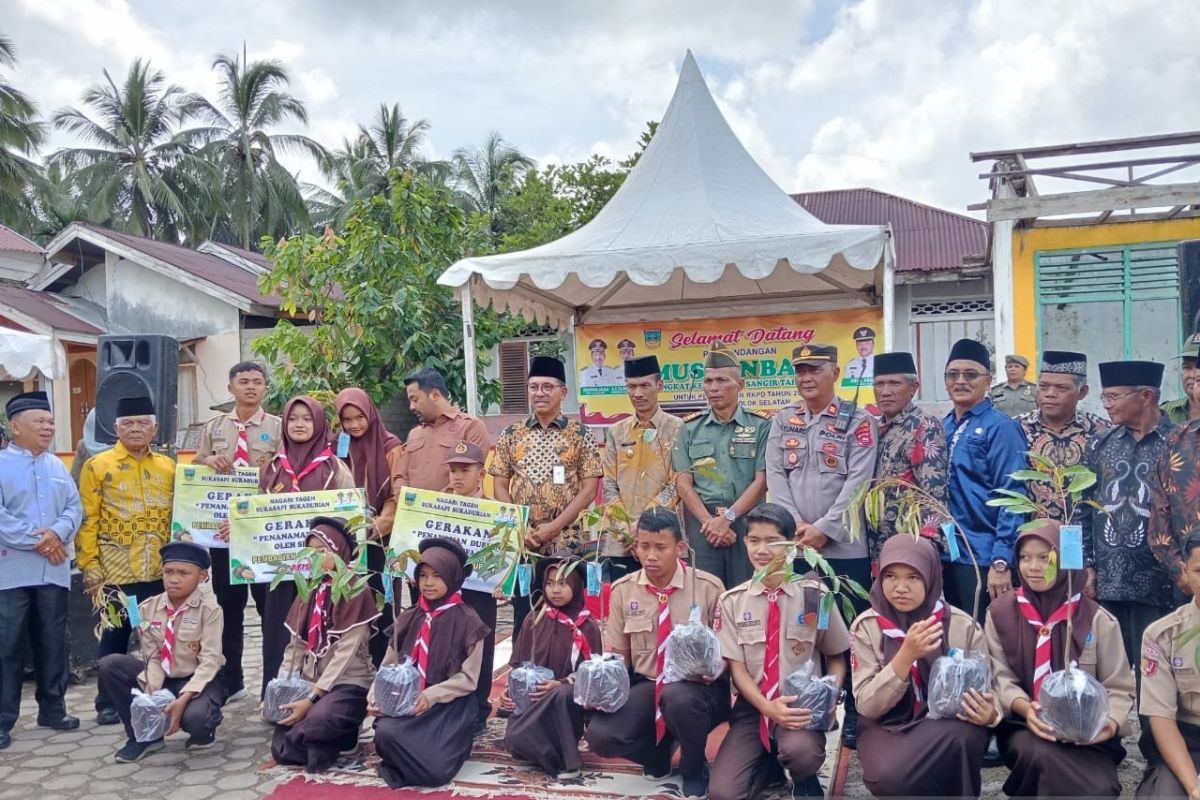 Pemkab Solok Selatan bagikan 2.600 bibit durian