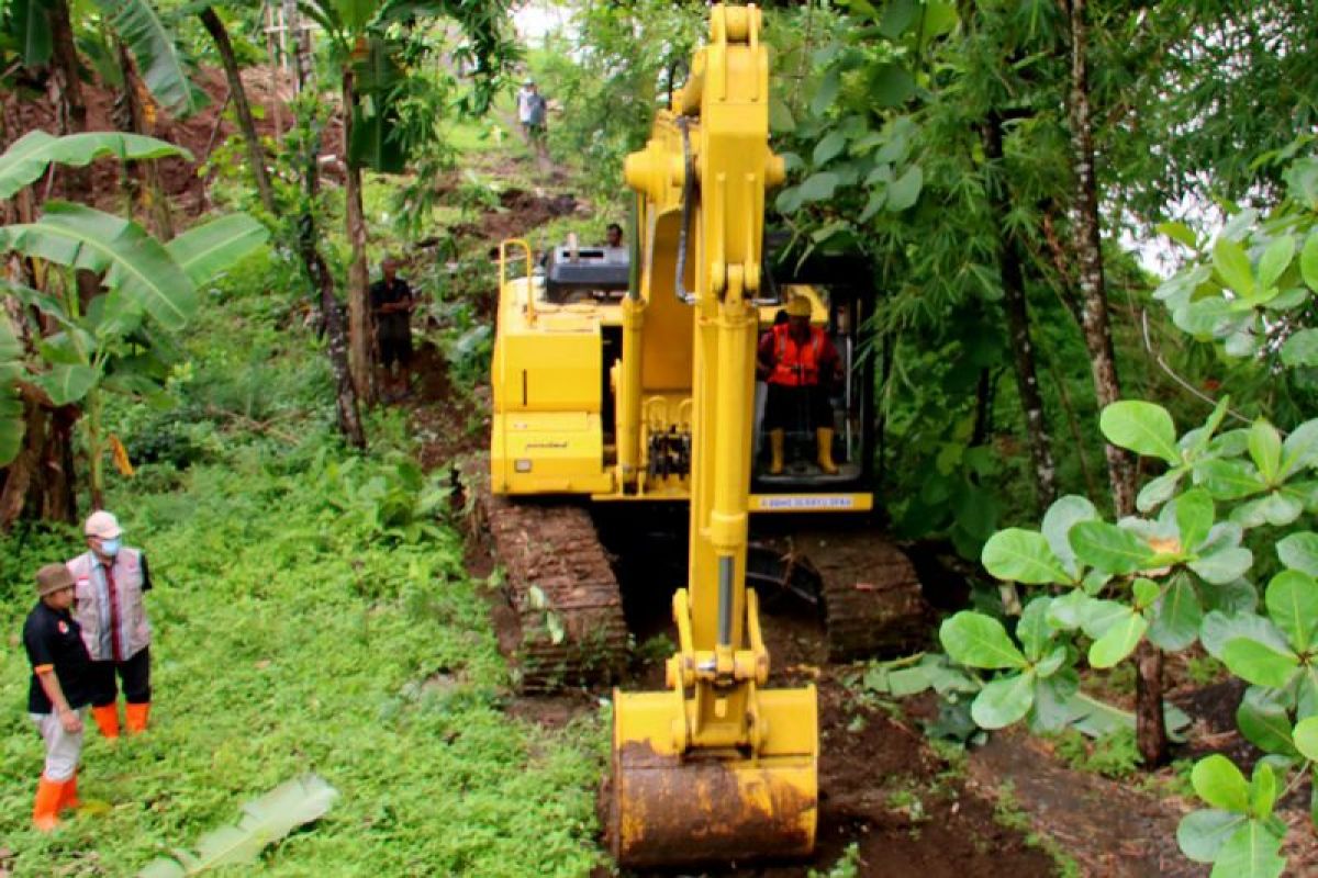 BBWSSO-BPBD Purbalingga tangani tebing Sungai Klawing yang  longsor