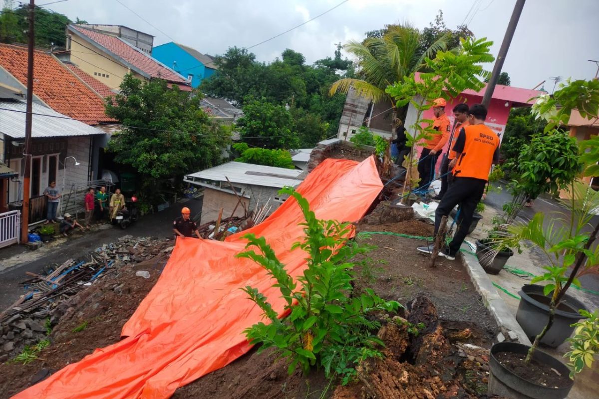 Terjadi longsor di Ngaliyan Semarang, timpa poskamling warga