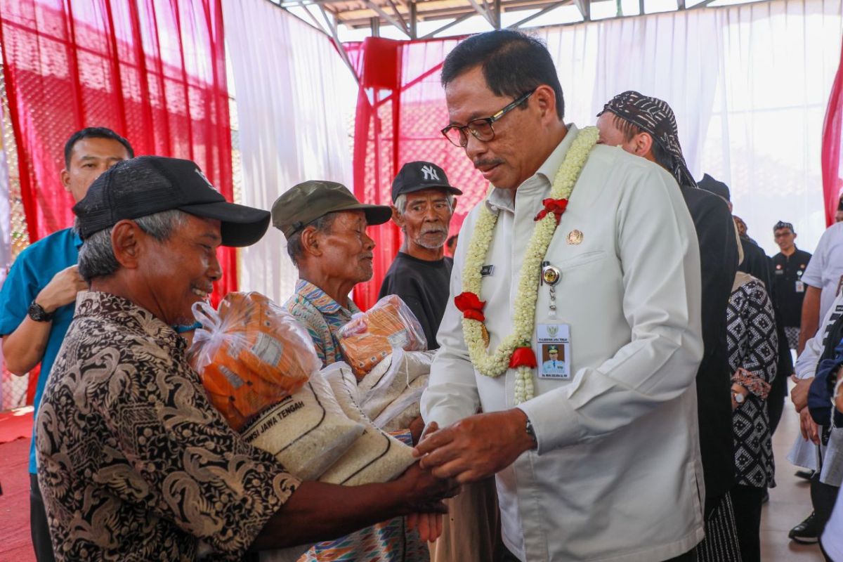 Pemprov serahkan bantuan pangan untuk 1.000 warga Brebes