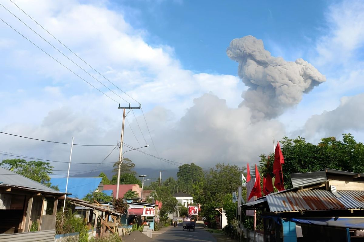 Gunung Ibu erupsi selama 68 detik