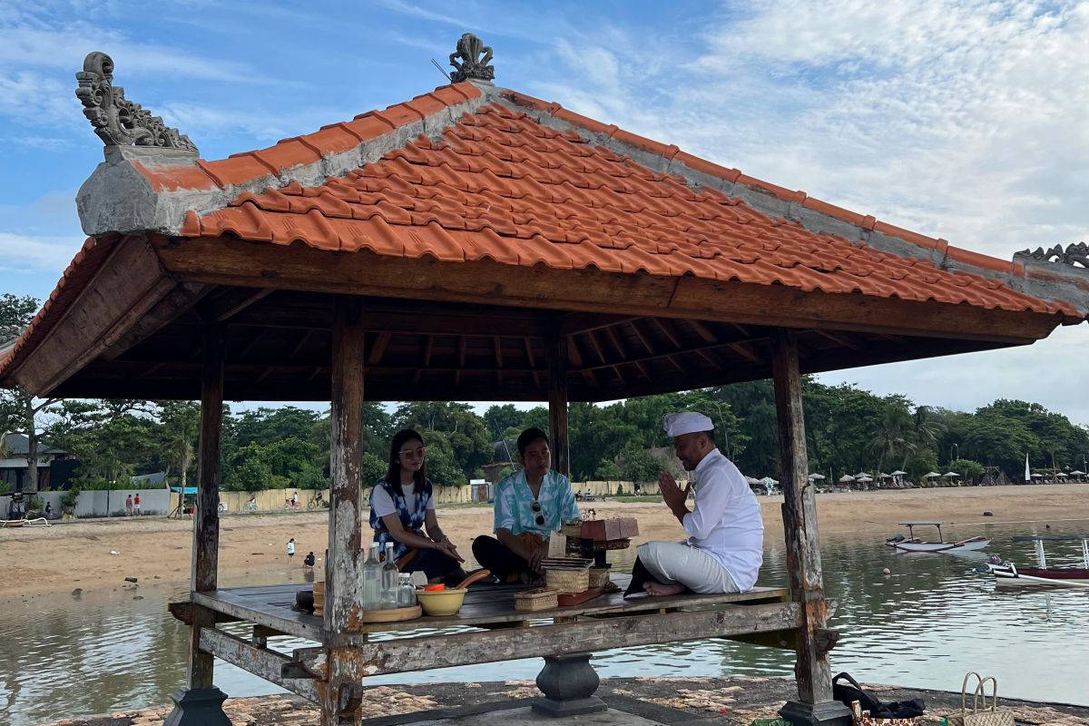 Cawapres Gibran nikmati wisata kebugaran sambil minum jamu di Bali