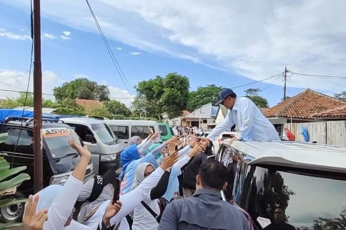 Ibu-ibu di Subang sambut Prabowo