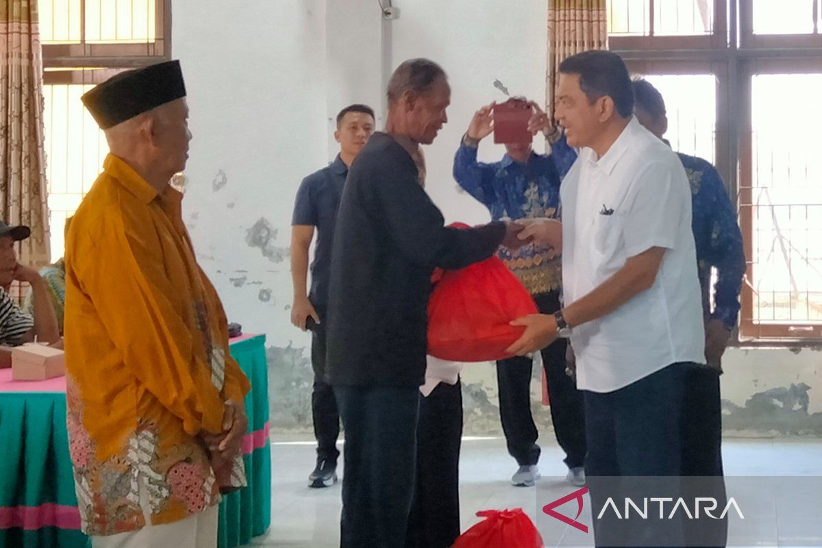 Pemkab Kobar salurkan 400 paket sembako bagi petani terdampak banjir