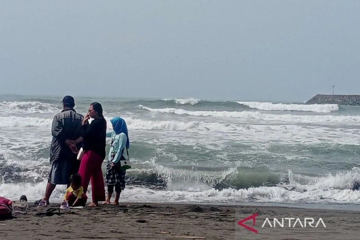 Gelombang tinggi terpa laut selatan DIY-Jabar, masyarakat harus hati-hati