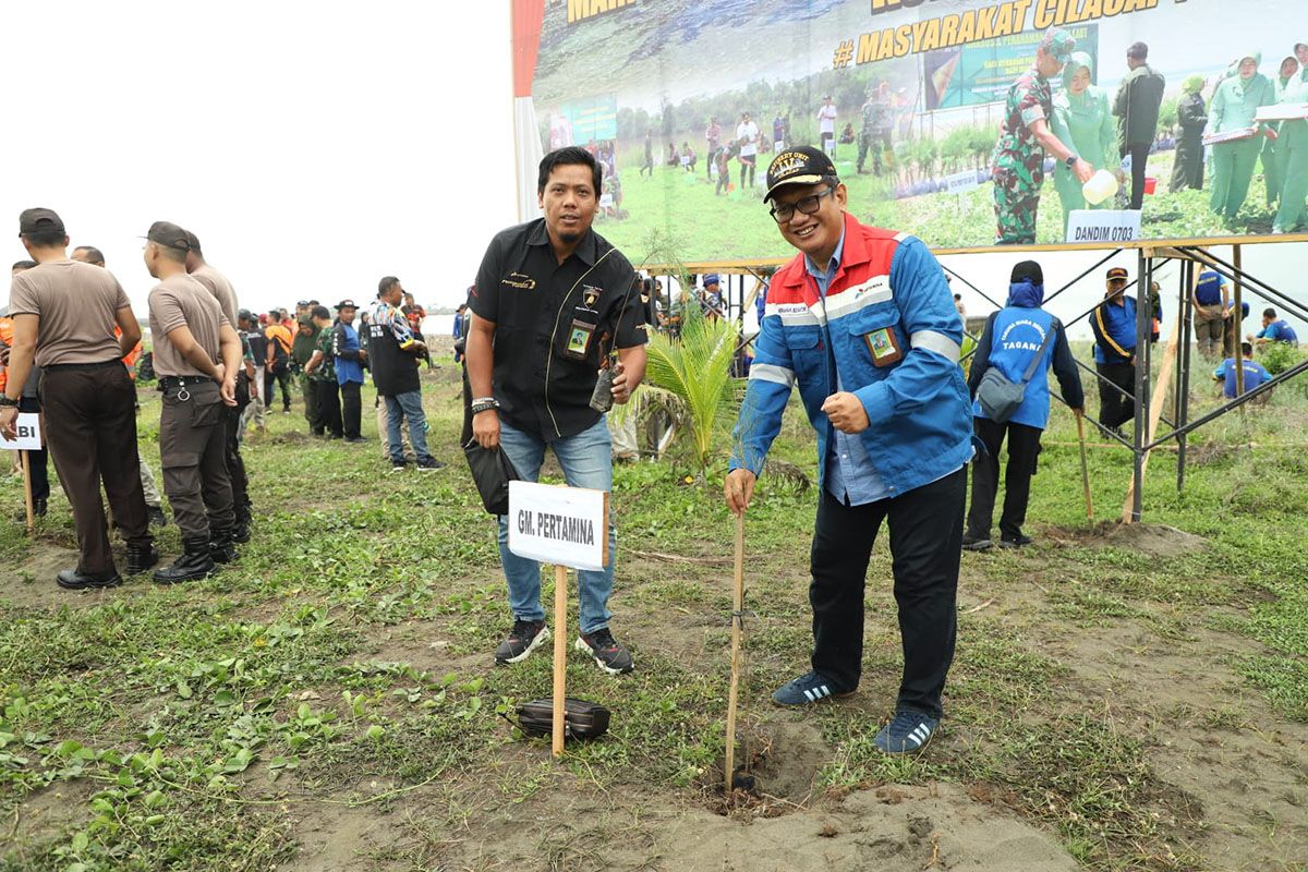 Kilang Cilacap aktif dalam Karya Bakti Tanam Pohon dan Bersih Pantai Teluk Penyu