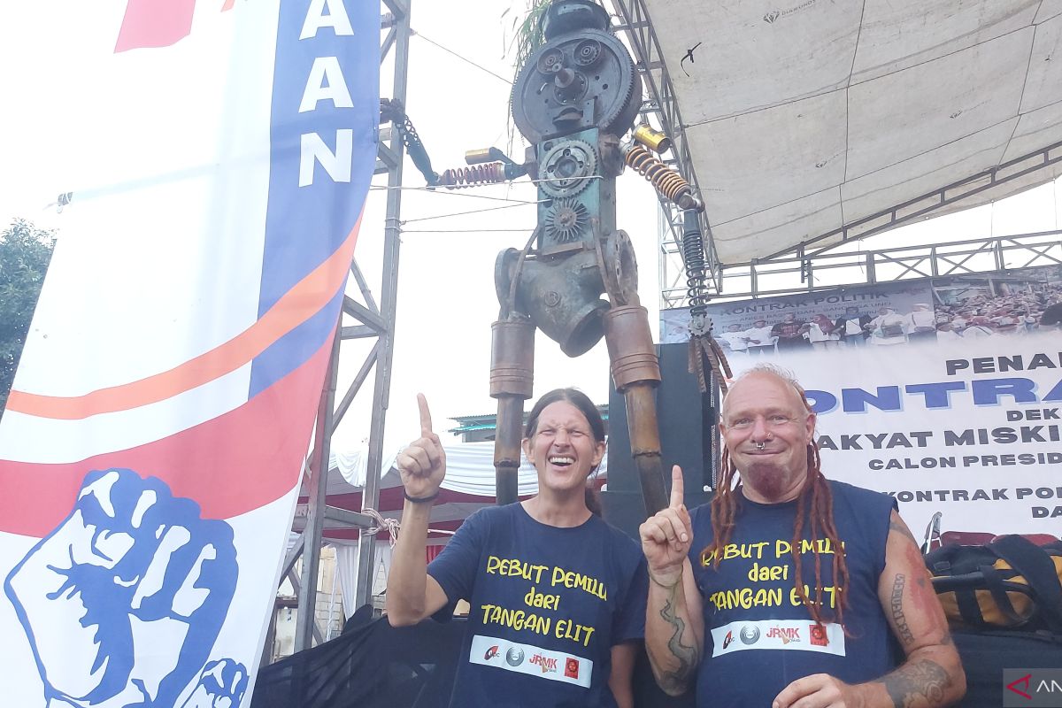 Seniman Berlin tunjukkan patung dari suku cadang motor bekas ke capres Anies