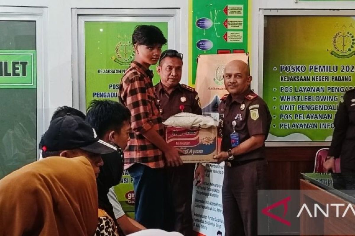 Kejari Padang hentikan penuntutan tiga tersangka kasus penganiayaan