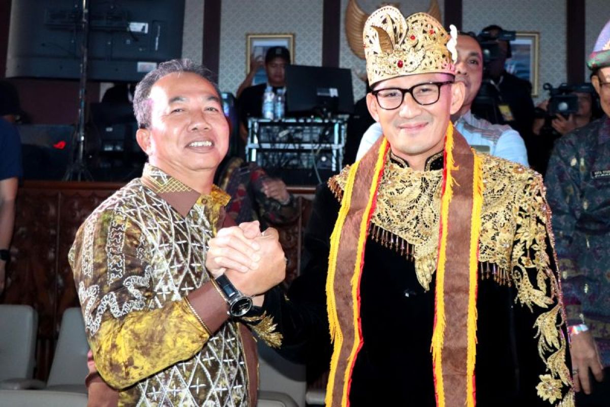 Kepala Dinas Pariwisata Kalimantan Selatan Syarifuddin foto bersama dengan Menparekraf Sandiaga Uno usai peluncuran 110 KEN 2024 di Jakarta, Sabtu (27/1/1/2024). ANTARA-HO Pemkab Tapin