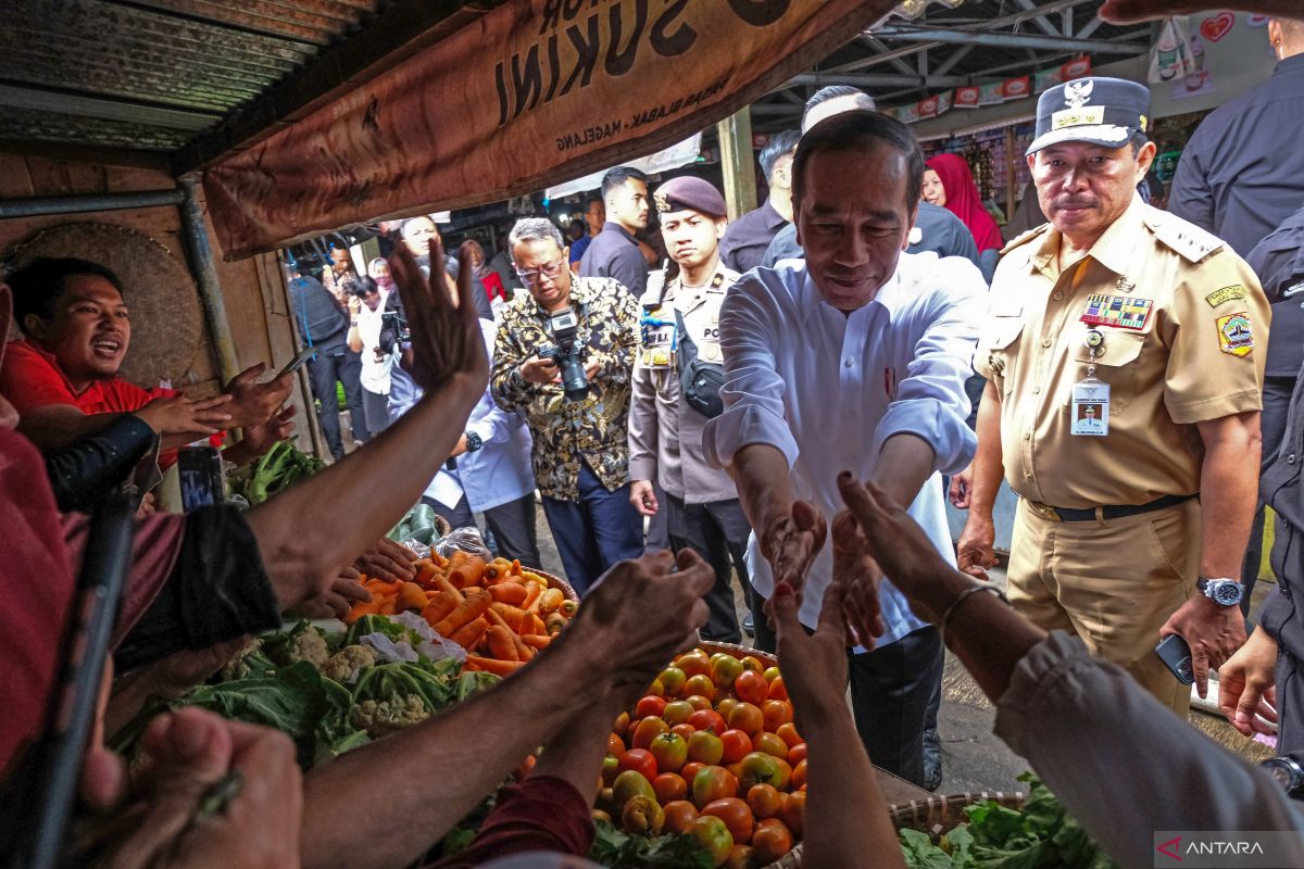 Jokowi bagikan sembako terkait Pemilu pada Januari 2024 hoaks!