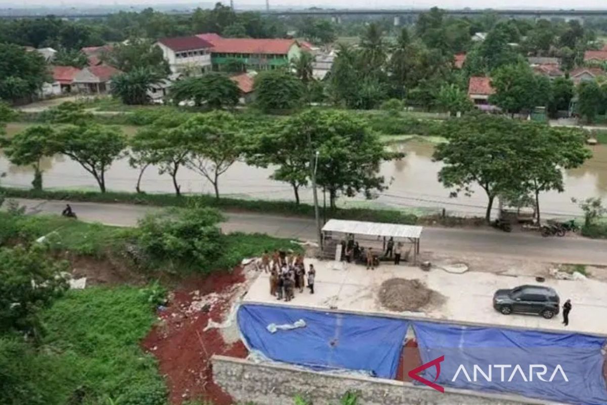 Ujung jalan hasil pelebaran Ruas Inspeksi Kalimalang sesi Tegal Danas, Kecamatan Cikarang Pusat, Kabupaten Bekasi, Jawa Barat yang dituntaskan akhir tahun 2023 dan akan dilanjutkan dengan pelebaran serupa tahun ini. (ANTARA/Pradita Kurniawan Syah). Tahun ini kami akan menggenjot kembali pembangunan infrastruktur sesuai dengan saran dan masukan masyarakat.Kabupaten Bekasi (ANTARA)