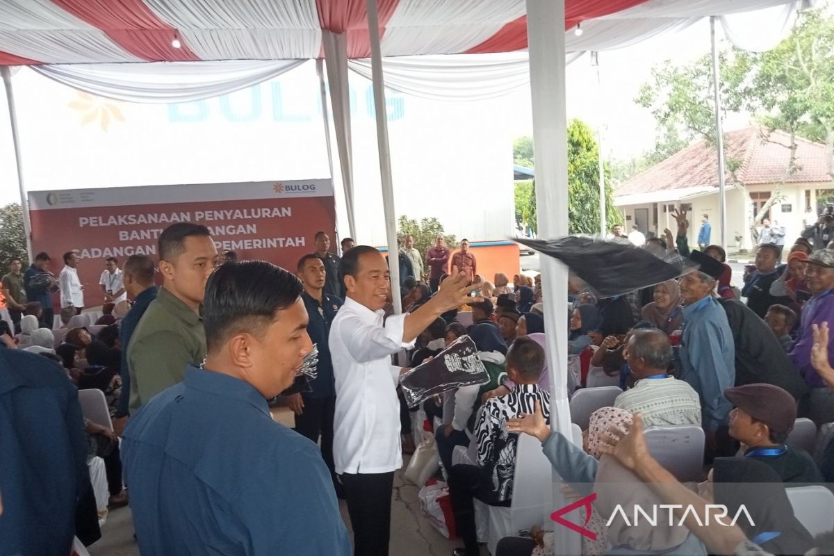 Presiden Jokowi sebut bantuan pangan pemerintah merupakan beras premium