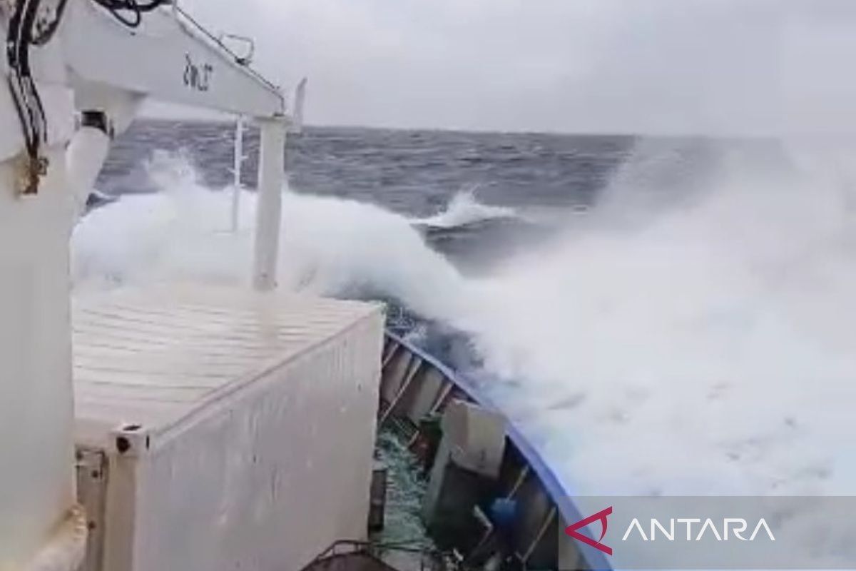 Waspadai gelombang laut tinggi capai 6 meter di Indonesia