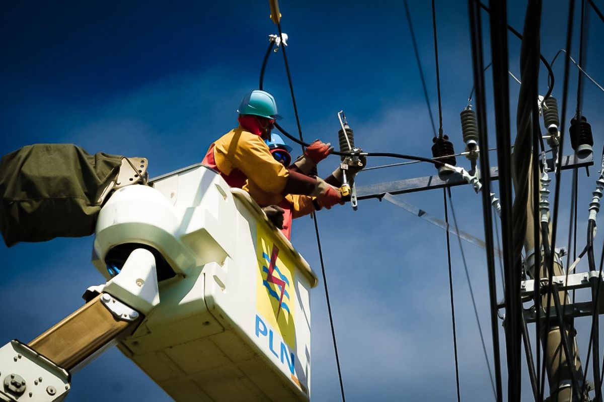 Pekerjaan dalam keadaan bertegangan, upaya PLN pastikan listrik tetap menyala