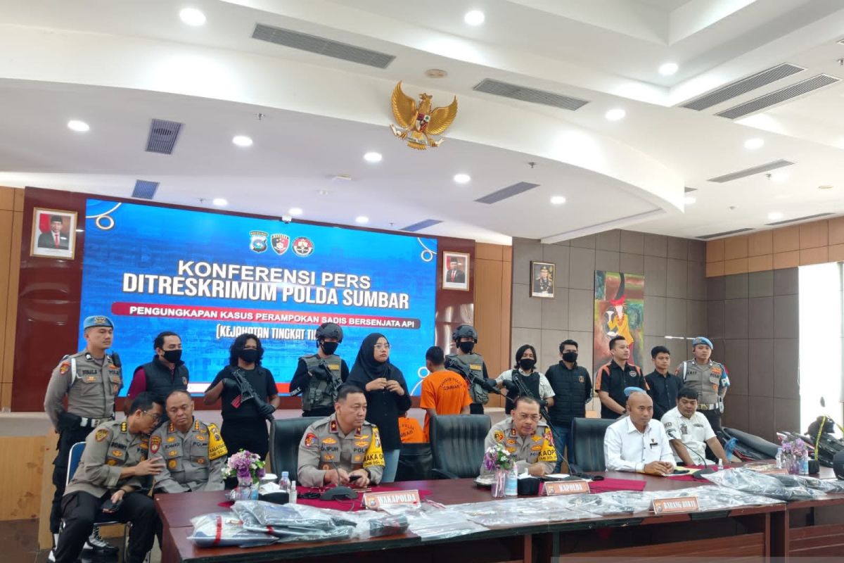 Polda Sumbar ungkap sindikat perampok toko emas bersenjata api, satu pelaku tewas ditembak