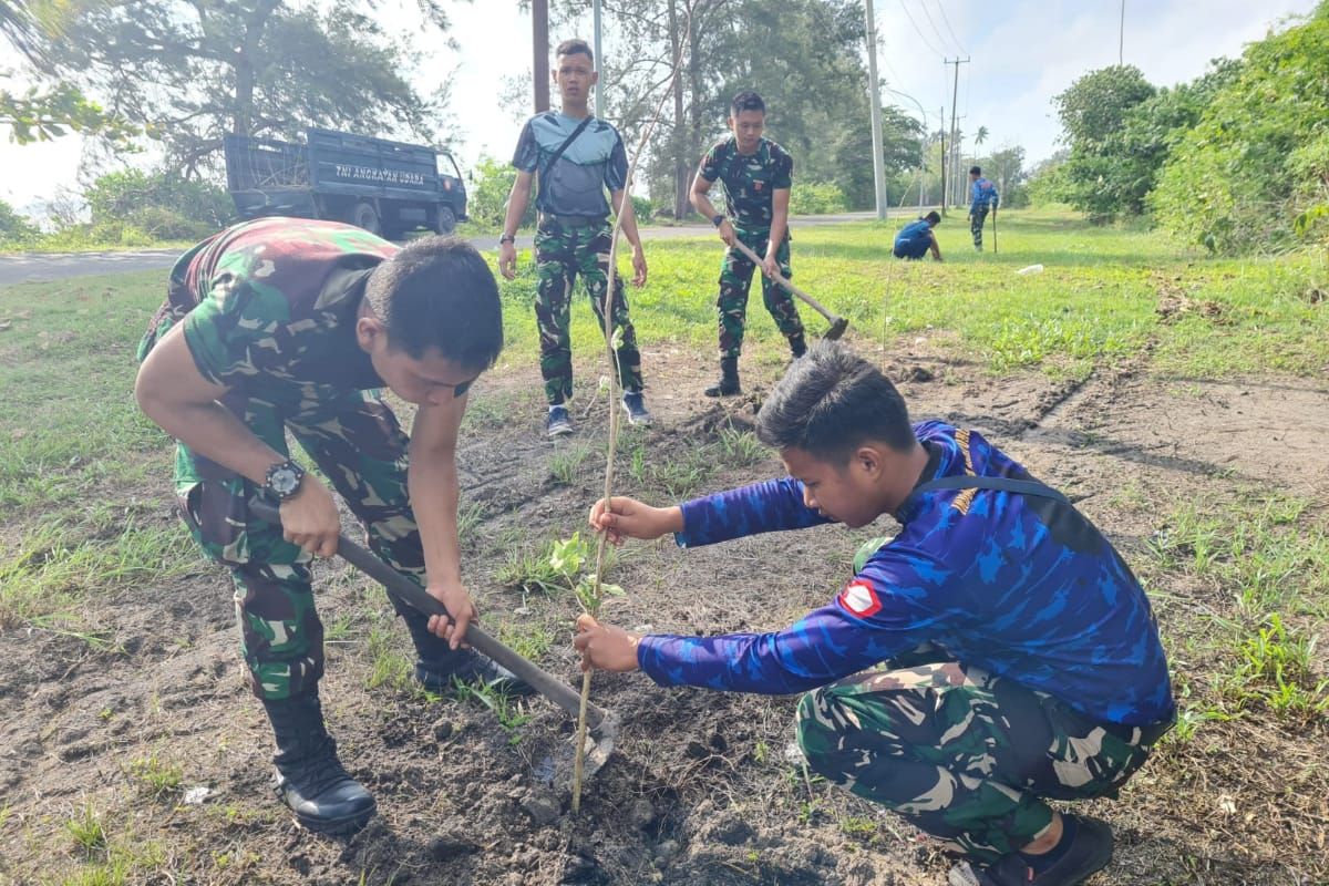 Lanud RSA Natuna kampanyekan peduli lingkungan dengan menanam ratusan pohon