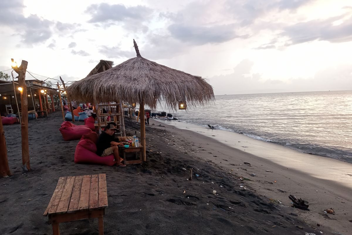 Tujuh perahu nelayan rusak akibat abrasi di Pantai Ampenan Mataram