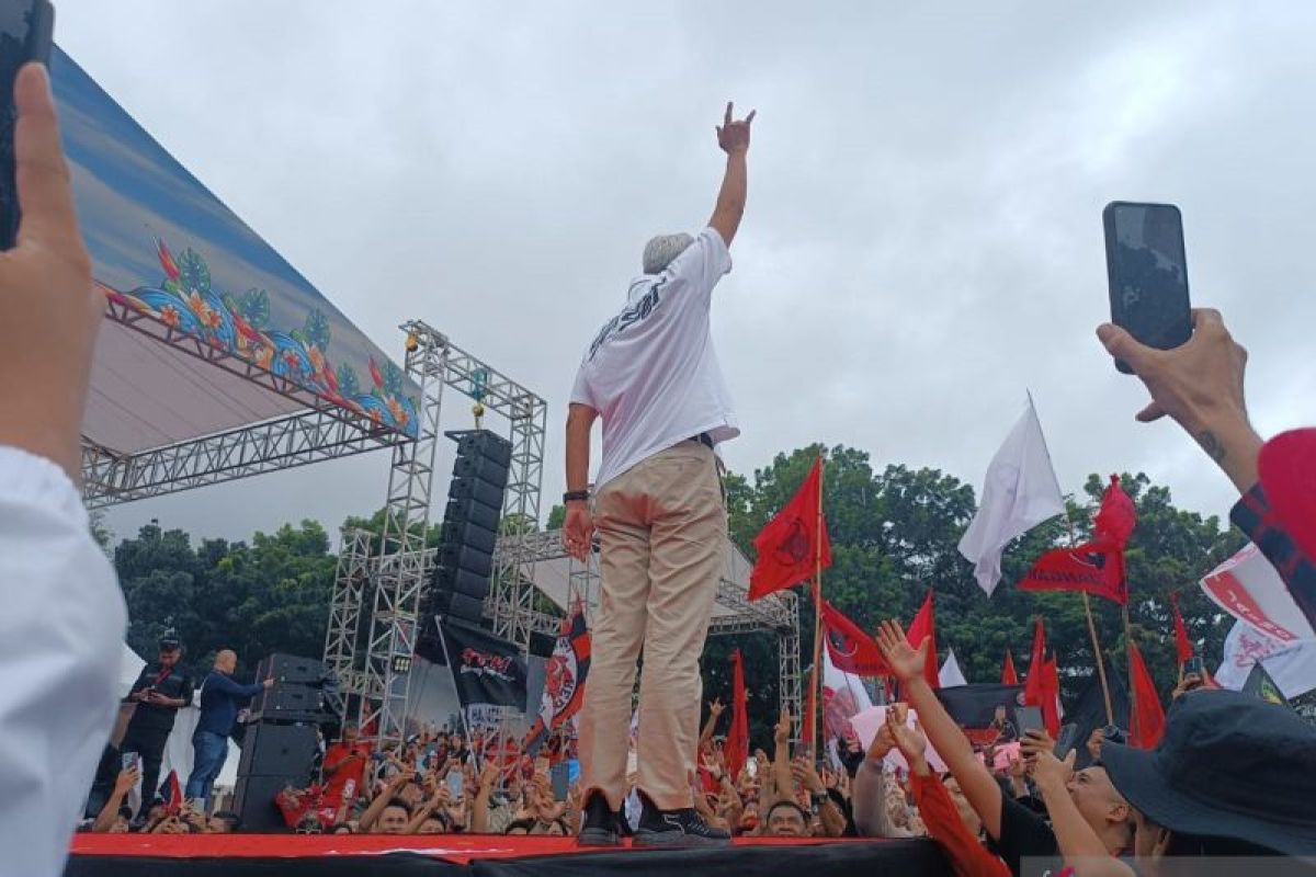 Ganjar hujan-hujanan saat orasi kampanye di Manado