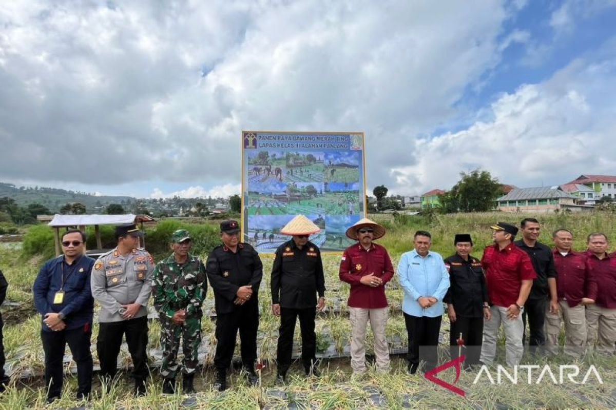 Lapas Kelas III Alahan Panjang gelar panen raya bawang merah