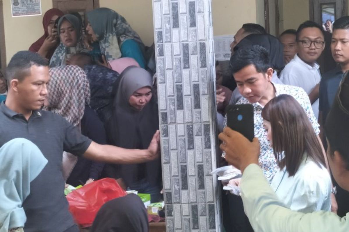 Cawapres Gibran beri paket makanan warga di Desa Kadusirung Banten