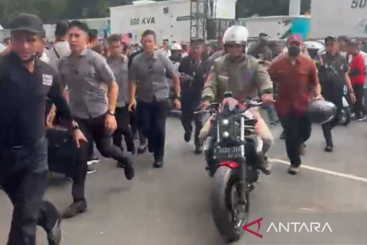 Capres Ganjar hadiri kampanye akbar di GBK dengan mengendarai motor