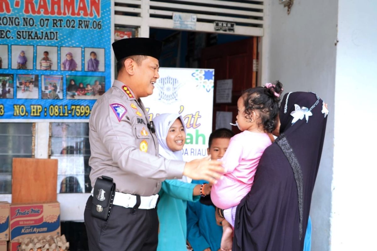 Ditlantas Polda Riau beri bantuan sembako ke panti asuhan dan sampaikan pesan pemilu