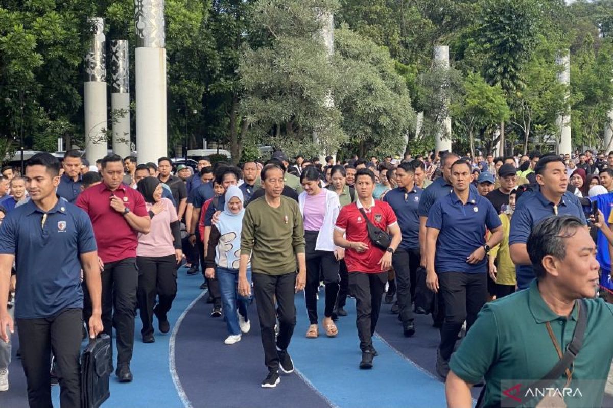 Jokowi berolahraga pagi di Gasibu Bandung sambil menyapa masyarakat