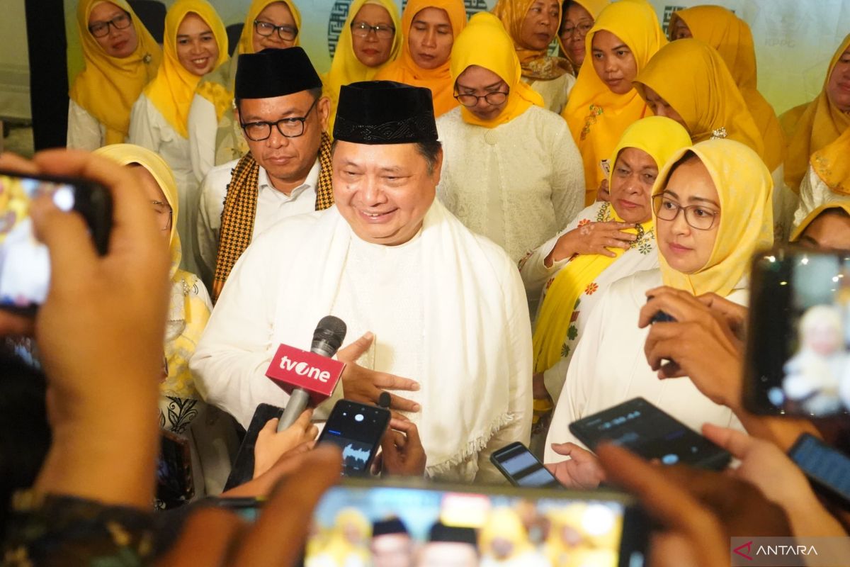 Ketum Golkar sebut soal kader dukung AMIN itu cuma dikarungi baju Golkar