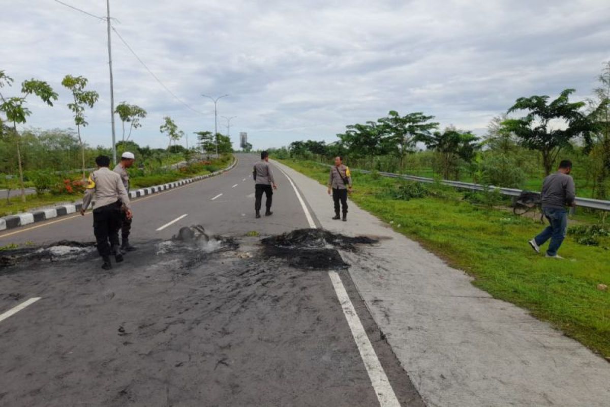 Sempat ditutup warga, Polisi buka blokade Jalan Bypass Mandalika-Bandara Lombok