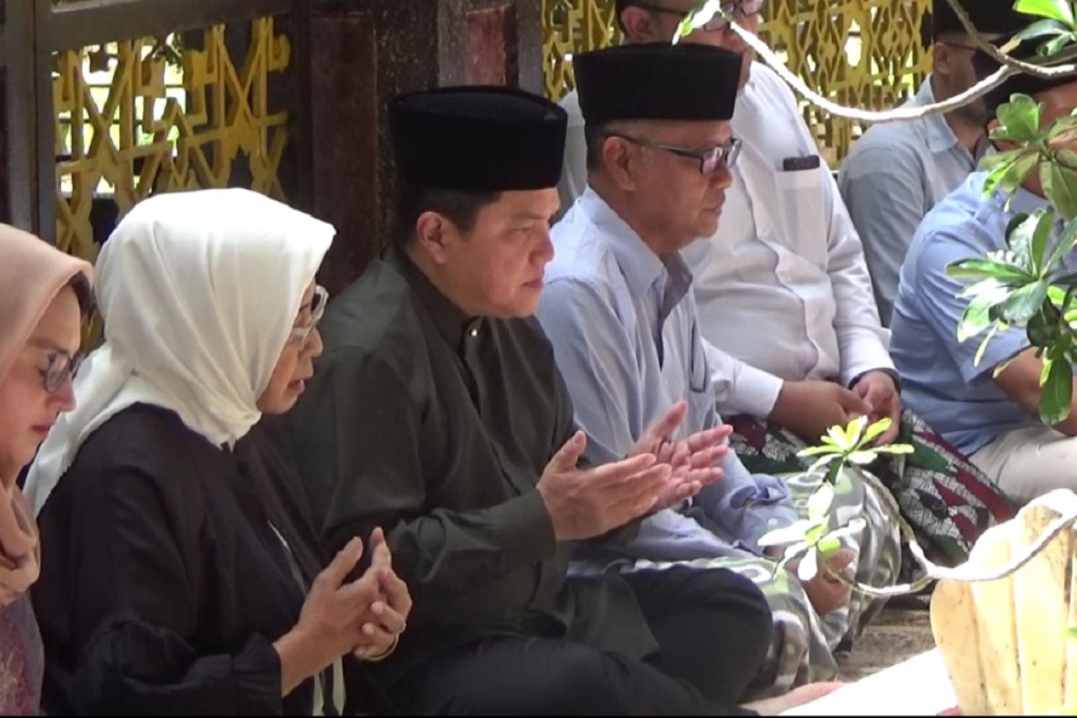 Erick Thohir ziarah ke makam Gus Dur di Jombang