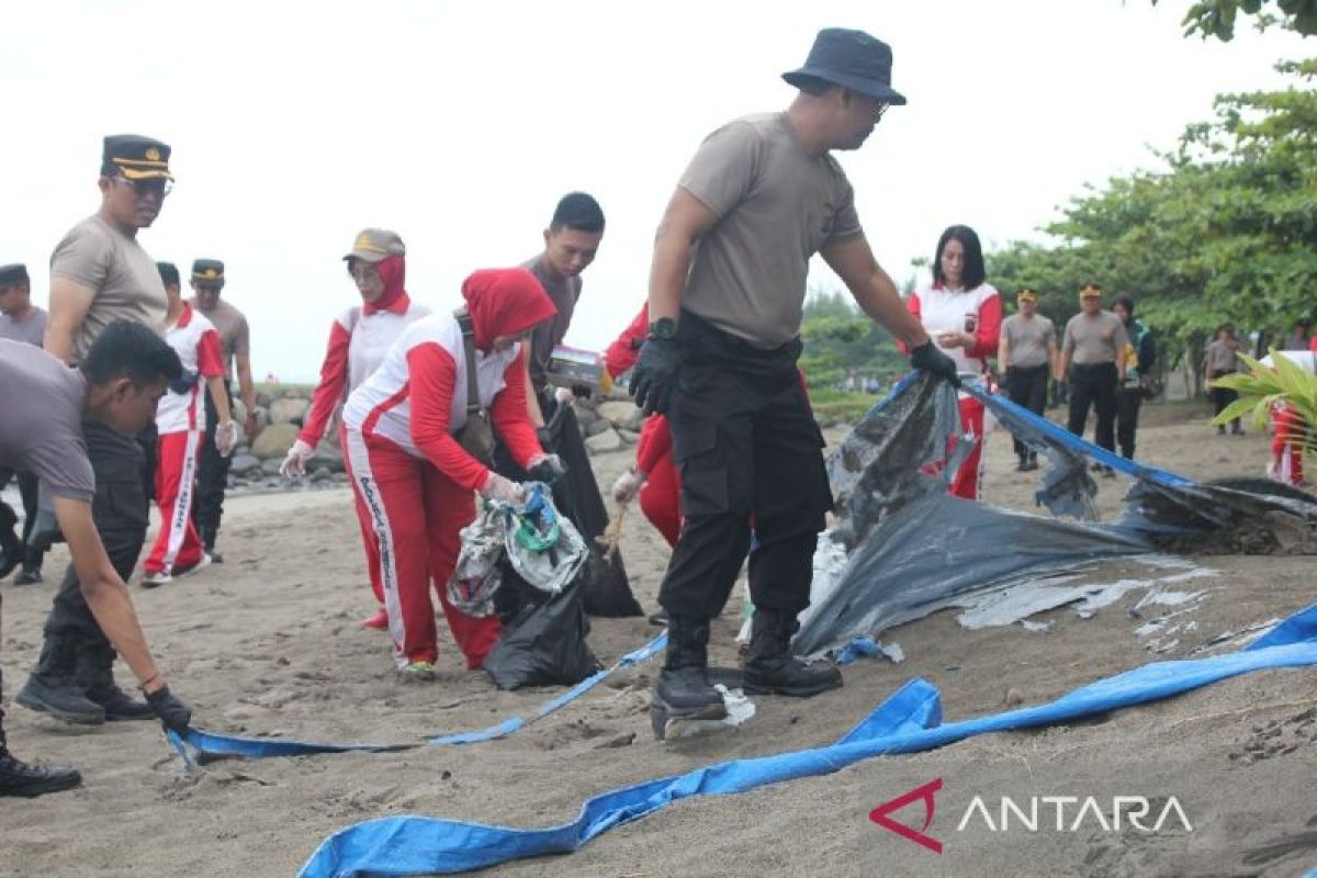 Ribuan personel Polda Sumbar gelar aksi bersih pantai di Padang