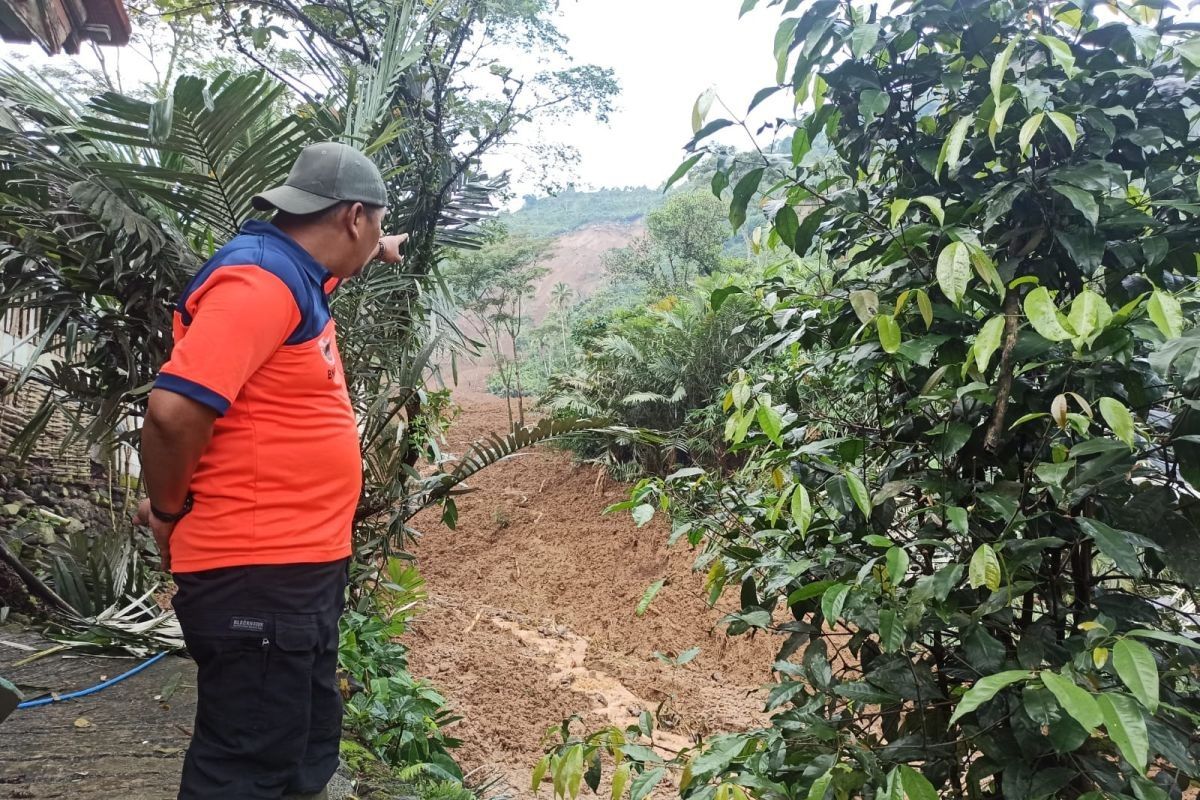 Petugas gabungan berhasil mengevakuasi warga terjebak longsor di Banjarnegara