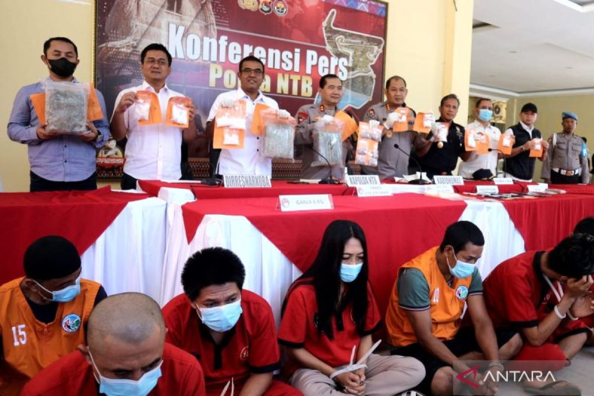 Polda NTB tetapkan 17 tersangka hasil ungkap 13 kasus narkotika beragam jenis