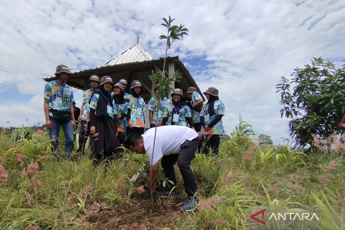 Ratusan petani ikut hijaukan Pegunungan Patiayam Kudus