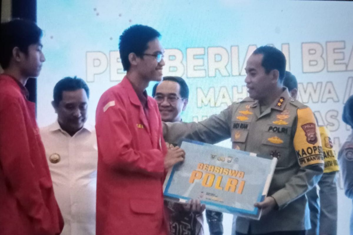 Mahasiswa Unhas-UIN Alauddin  terima bantuan dana pendidikan dari Polri