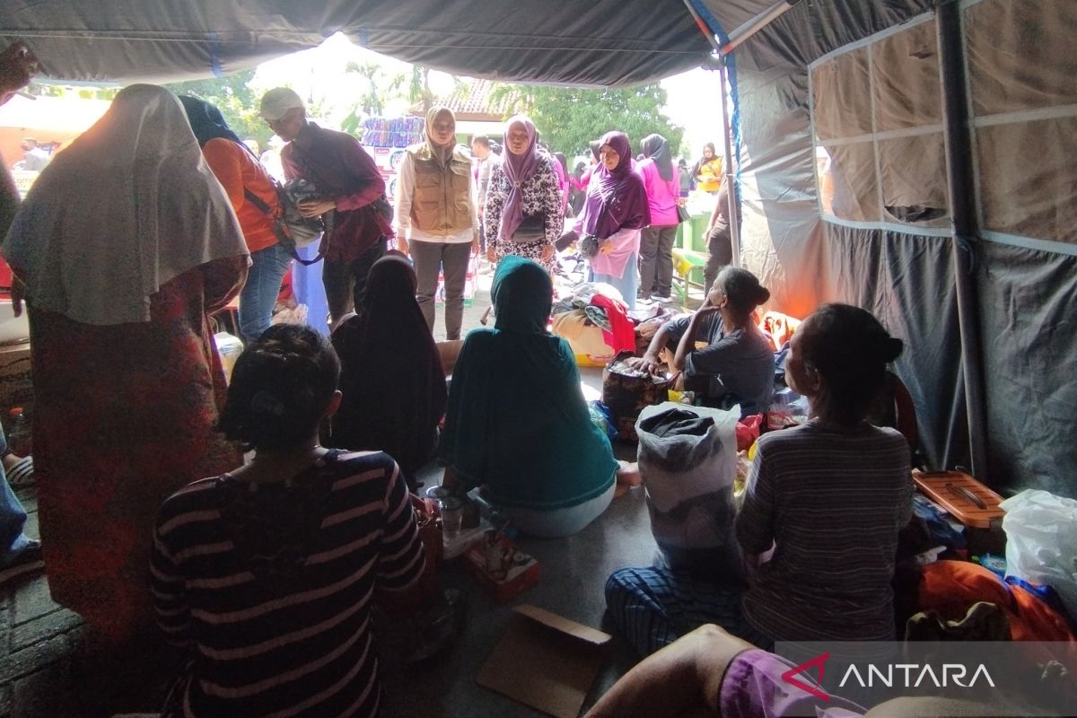 Pemkab  Demak masih berupaya evakuasi korban banjir terjebak di rumah